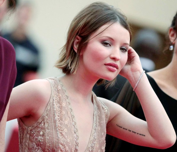 Emily Browning. Hình ảnh nóng bỏng trong trang phục áo tắm, chiều cao, cân nặng, dáng người, chất dẻo, thay đổi theo năm tháng
