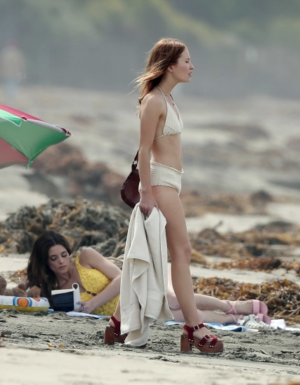 Emily Browning. Hình ảnh nóng bỏng trong trang phục áo tắm, chiều cao, cân nặng, dáng người, chất dẻo, thay đổi theo năm tháng