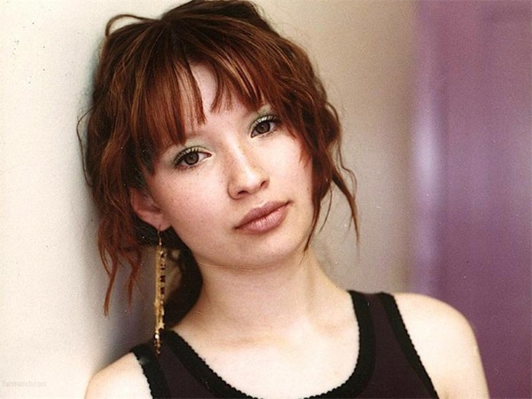 Emily Browning. Hình ảnh nóng bỏng trong trang phục áo tắm, chiều cao, cân nặng, dáng người, chất dẻo, thay đổi theo năm tháng