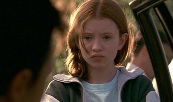 Emily Browning. Hình ảnh nóng bỏng trong trang phục áo tắm, chiều cao, cân nặng, dáng người, chất dẻo, thay đổi theo năm tháng