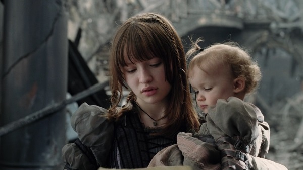 Emily Browning. Hình ảnh nóng bỏng trong trang phục áo tắm, chiều cao, cân nặng, dáng người, chất dẻo, thay đổi theo năm tháng