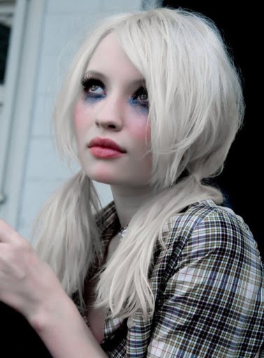 Emily Browning. Hình ảnh nóng bỏng trong trang phục áo tắm, chiều cao, cân nặng, dáng người, chất dẻo, thay đổi theo năm tháng