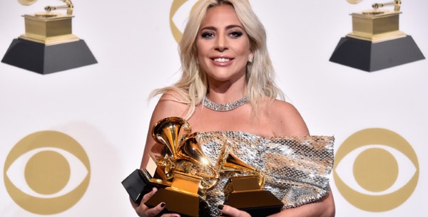 Lady Gaga. Hình ảnh nóng bỏng, không trang điểm và đội tóc giả, trước và sau khi phẫu thuật thẩm mỹ, hình thể, tiểu sử, đời tư