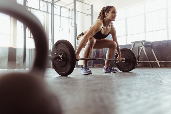 Deadlift với thanh tạ cho nữ, bánh tạ, dây thun. Kỹ thuật thực hiện trên chân thẳng, cong