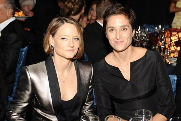 Jodie Foster. Hình ảnh thời trẻ, hiện tại, trước và sau khi phẫu thuật thẩm mỹ, tiểu sử, đời sống cá nhân