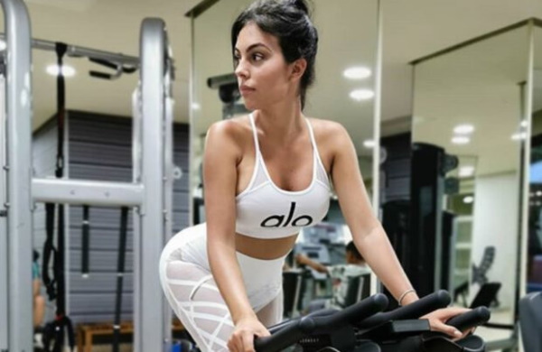 Georgina Rodriguez. Hình ảnh nóng bỏng trong trang phục áo tắm, trước và sau phẫu thuật thẩm mỹ, tiểu sử, đời tư