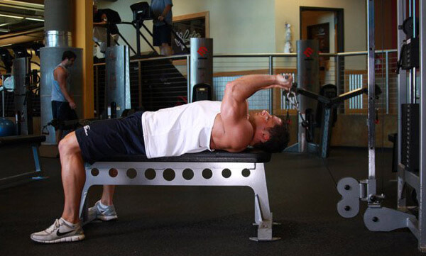 French bench press với một thanh tạ, tạ, đứng, ngồi. Kỹ thuật thực hiện