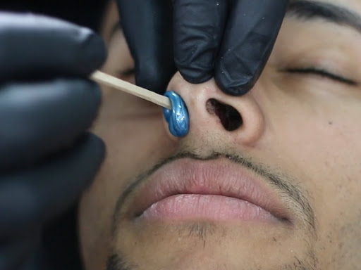كيفية إزالة شعر الأنف. آلة تشذيب ، شمع ، كيفية القطع ، كيفية المعالجة