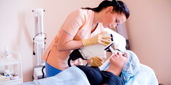 كيفية إزالة شعر الأنف. آلة تشذيب ، شمع ، كيفية القطع ، كيفية المعالجة