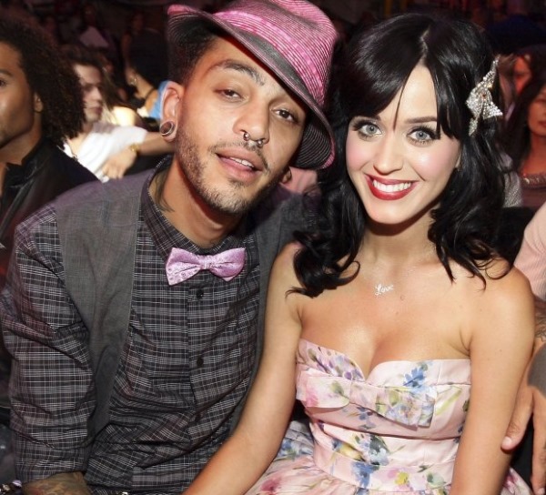 Katy Perry. ภาพถ่ายกำลังฮอตในชุดว่ายน้ำไม่ต้องแต่งหน้าก่อนและหลังการทำศัลยกรรมชีวประวัติชีวิตส่วนตัว