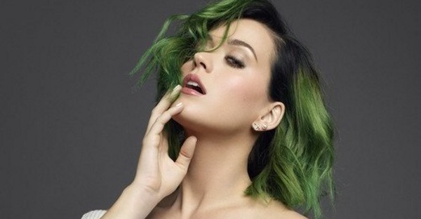 Katy Perry. ภาพถ่ายกำลังฮอตในชุดว่ายน้ำไม่ต้องแต่งหน้าก่อนและหลังการทำศัลยกรรมชีวประวัติชีวิตส่วนตัว