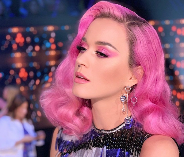 Katy Perry. ภาพถ่ายกำลังฮอตในชุดว่ายน้ำไม่ต้องแต่งหน้าก่อนและหลังการทำศัลยกรรมชีวประวัติชีวิตส่วนตัว