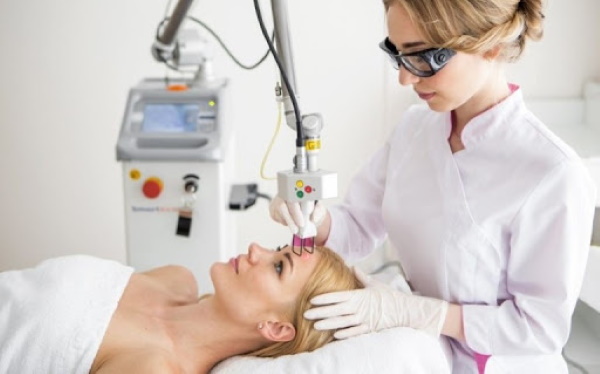 Laser mengembalikan permukaan kelopak mata (pseudoblepharoplasty). Harga, cara melakukannya, sebelum dan selepas gambar