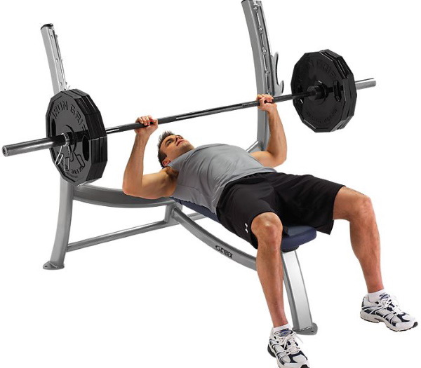 Nâng tạ trước mặt bạn. Cơ nào hoạt động, cách thực hiện khi đứng, khi ngồi, kỹ thuật