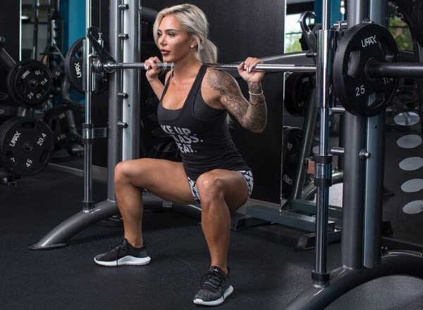 Smith squat cho con gái. Kỹ thuật thực hiện các động tác tập mông, đầu gối, co một chân, cơ tứ đầu đùi, tư thế thẳng lưng rộng hẹp.
