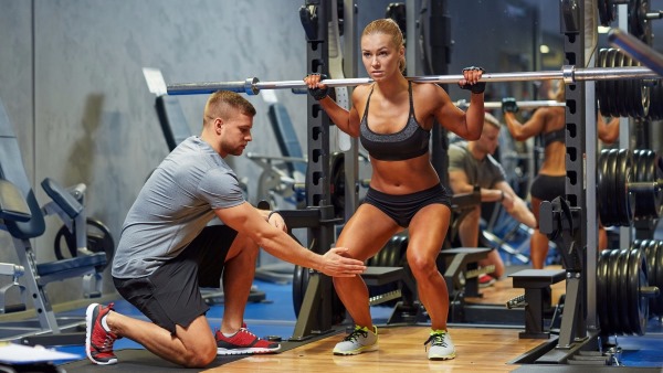Smith squat cho con gái. Kỹ thuật thực hiện các động tác tập mông, đầu gối, co một chân, cơ tứ đầu đùi, tư thế thẳng lưng rộng hẹp.