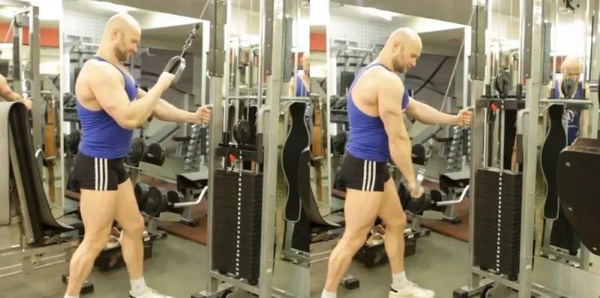Sambungan Crossover Triceps. Teknik dengan tali, pegangan lurus, satu kuncir, dua tangan