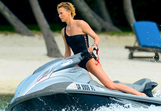 Charlize Theron. Foto pada masa mudanya, tanpa solek, dengan pakaian renang, sebelum dan selepas pembedahan plastik, biografi, kehidupan peribadi