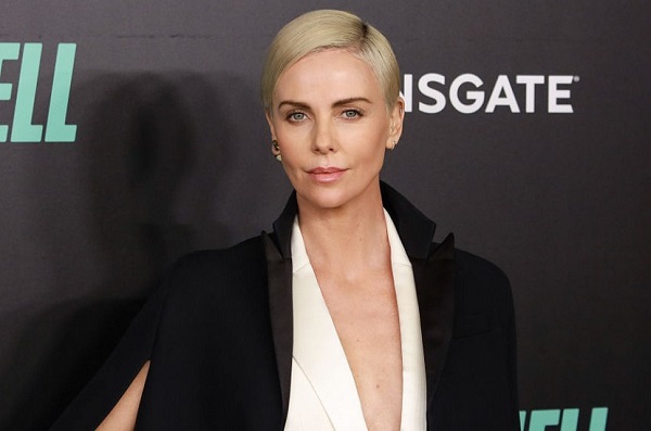 Charlize Theron. Foto pada masa mudanya, tanpa solek, dengan pakaian renang, sebelum dan selepas pembedahan plastik, biografi, kehidupan peribadi