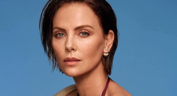 Charlize Theron. Foto pada masa mudanya, tanpa solek, dengan pakaian renang, sebelum dan selepas pembedahan plastik, biografi, kehidupan peribadi