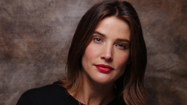 Cobie Smulders. Foto Panas dalam pakaian renang, Maxim, sebelum dan selepas pembedahan plastik, biografi, kehidupan peribadi