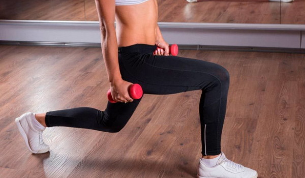 Paru-paru pada setiap kaki. Seperti yang ada, teknik dengan dumbbells, melompat ke atas, berat untuk anak perempuan. Gambar