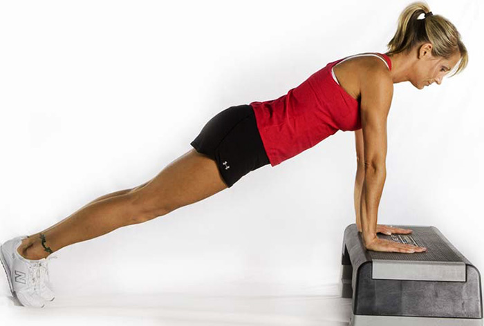 Cara mengepam bahagian bawah otot dada dengan dumbbells, push-up, barbell