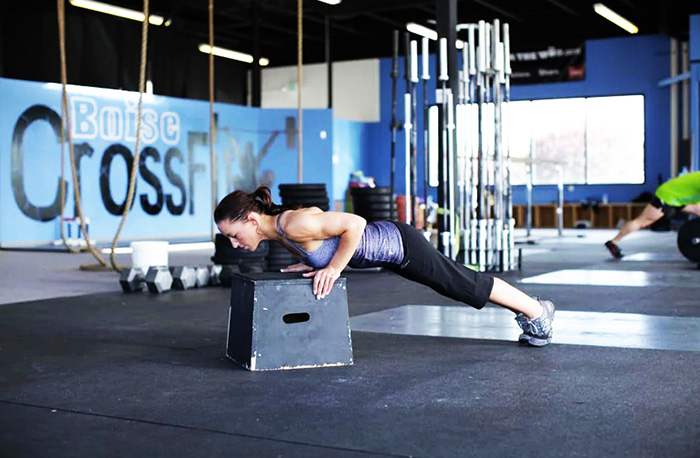 Cara mengepam bahagian bawah otot dada dengan dumbbells, push-up, barbell