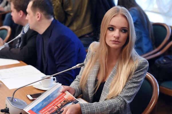 Liza Peskova. Hình ảnh nóng bỏng trong trang phục áo tắm, trước và sau phẫu thuật thẩm mỹ, tiểu sử, đời tư
