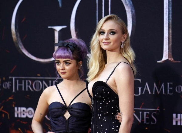 Maisie Williams. Ảnh bị đánh cắp, nóng bỏng trong trang phục áo tắm, đồ lót, thông số hình thể, tiểu sử