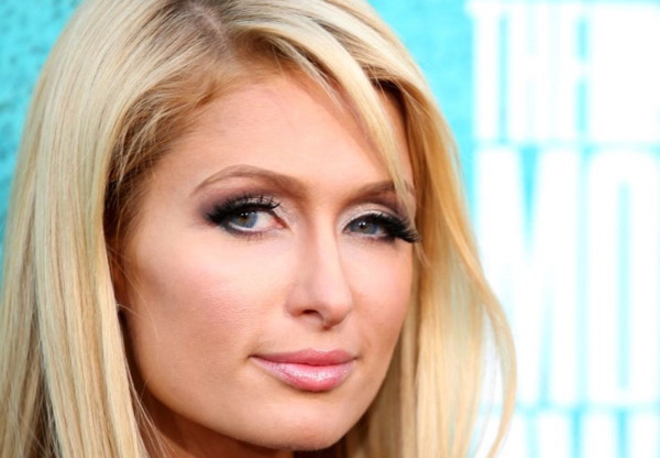 Paris Hilton. Hình ảnh nóng bỏng trong trang phục áo tắm, trước và sau khi phẫu thuật thẩm mỹ, hình thể, tiểu sử
