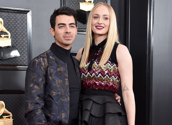 Sophie Turner. Foto panas dalam pakaian renang, seluar dalam, tinggi badan, berat badan, biografi, kehidupan peribadi