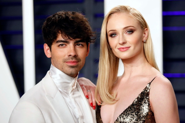 Sophie Turner. Foto panas dalam pakaian renang, seluar dalam, tinggi badan, berat badan, biografi, kehidupan peribadi