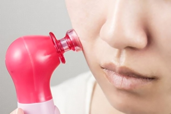 Limpando o rosto de uma adolescente por uma esteticista. Preço, comentários