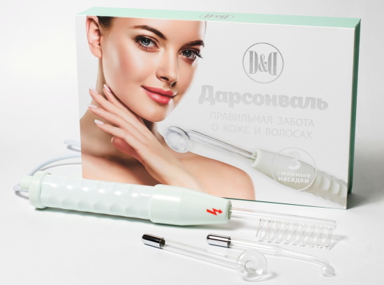 Limpando o rosto de uma adolescente por uma esteticista. Preço, comentários