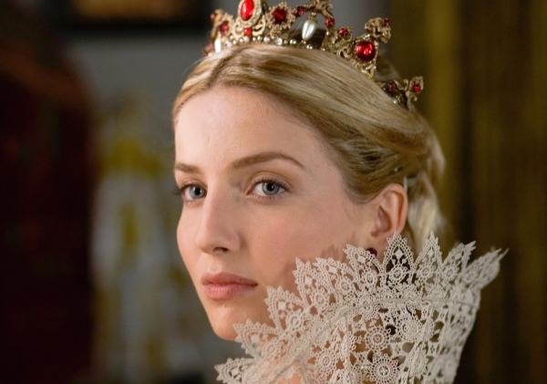 Annabelle Wallis. Hình ảnh trước và sau khi phẫu thuật thẩm mỹ, nóng bỏng trong trang phục áo tắm, tiểu sử