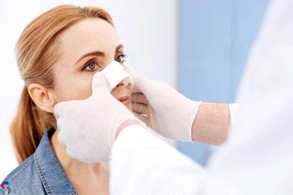 Gadis itu mempunyai hidung sumbing. Cara membetulkan sebelum dan selepas gambar rhinoplasty