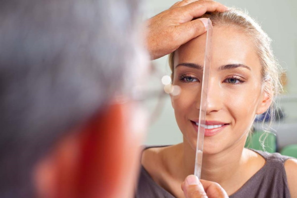 Gadis itu mempunyai hidung sumbing. Cara membetulkan sebelum dan selepas gambar rhinoplasty