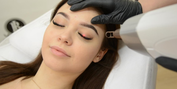 Penyingkiran laser dari solek kekal (tatu) alis, bibir, kelopak mata