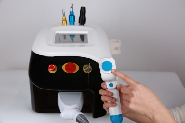 Penyingkiran laser dari solek kekal (tatu) alis, bibir, kelopak mata
