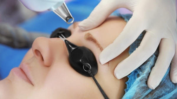 Penyingkiran laser dari solek kekal (tatu) alis, bibir, kelopak mata
