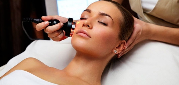 Beg di bawah mata: prosedur kosmetik, suntikan. Ulasan