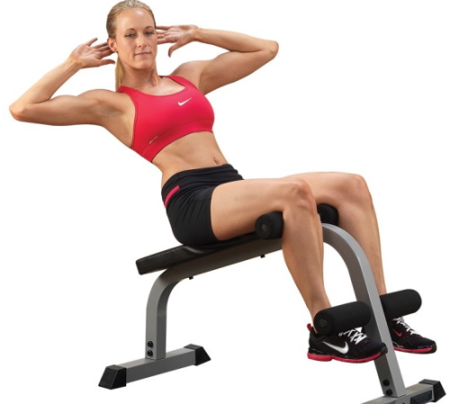 Levantando o corpo na prensa, deitado de costas, um banco inclinado com fixação das pernas, kettlebell, peso. Quais músculos trabalham