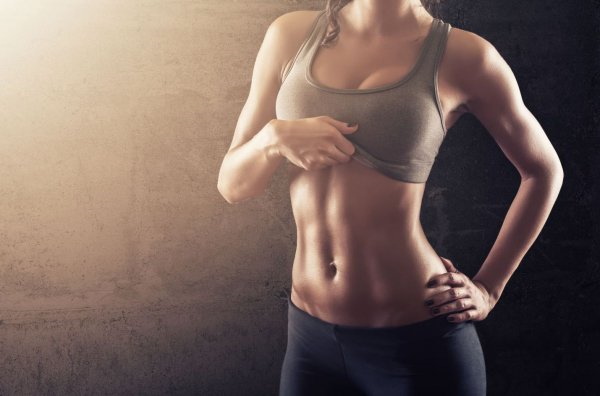 Levantando o corpo na prensa, deitado de costas, um banco inclinado com fixação das pernas, kettlebell, peso. Quais músculos trabalham