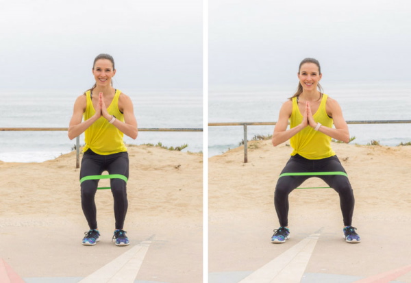 Squats dengan elastik pada kaki untuk punggung. Kesan otot mana yang berfungsi