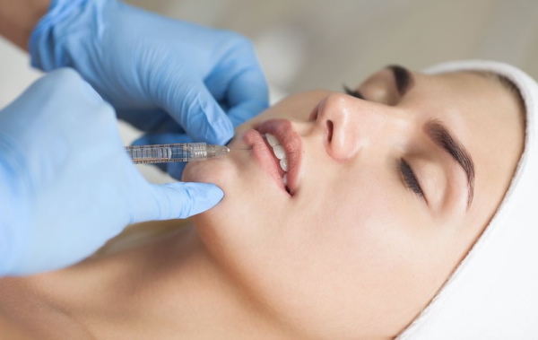 Gadis mempunyai bibir nipis. Cara meningkatkan dengan asid hyaluronik, pengisi, botox