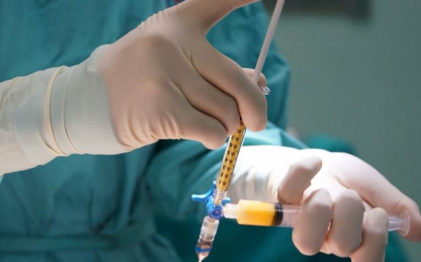 Gadis mempunyai bibir nipis. Cara meningkatkan dengan asid hyaluronik, pengisi, botox