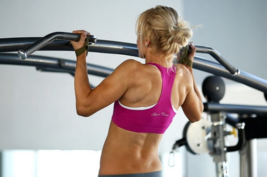 Truques da barra horizontal para meninas iniciantes: alongamento, exercícios, flexões