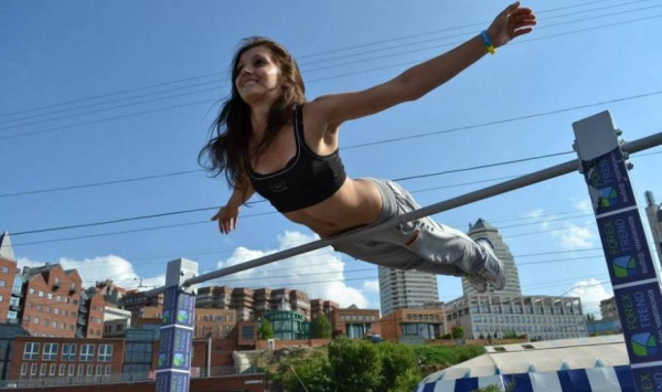 Truques da barra horizontal para meninas iniciantes: alongamento, exercícios, flexões
