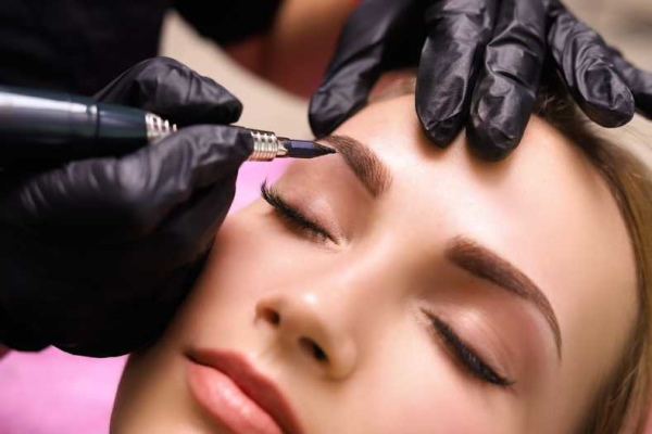 Jenis kening pada kanak-kanak perempuan. Foto, tajuk, pembetulan, tatu
